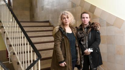 Bild: Gabi Schönberger
Svetlana (links) und Tochter Dasha brachten bis vor gut einer Woche Kiewer Grundschülern Mathematik oder Deutsch bei. Nun sind sie nach Weiden geflohen, wo sie vorerst im Handwerkerhaus untergekommen sind.