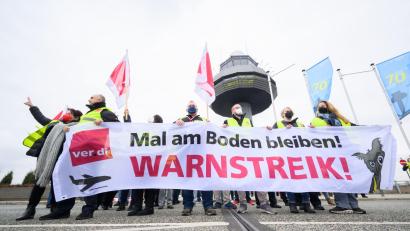 Bild: Julian Stratenschulte/dpa
Sicherheitspersonal vom Flughafen Hannover streiken am Terminal A.
