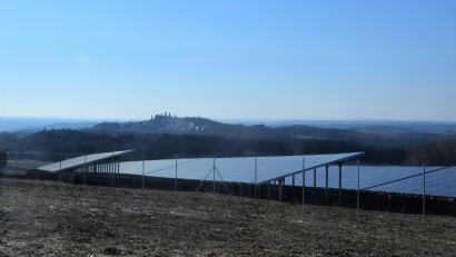 Bild: fz
Der Blick von der Autobahn her auf den neuen Solarpark mit Leuchtenberg im Hintergrund.