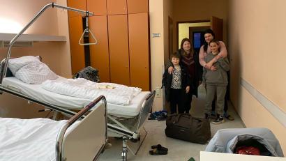 Bild: Völkl
Bett, Tisch, Stühle und ein Bad: 62 Geflüchtete sind in stillgelegten Krankenzimmern der Asklepios-Klinik in Oberviechtach untergebracht.
