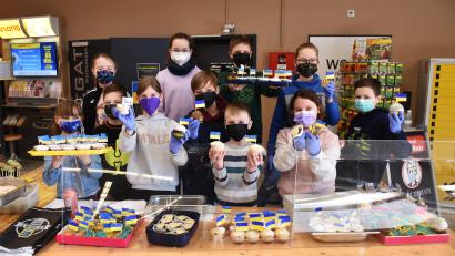 Bild: ubb
Catherina Legat (Dritte von links) und ihre Mitstreiter aus Kondrau haben über 200 unterschiedliche Muffins gebacken. Zu Beginn des Verkaufs wussten sie noch nicht, welch großen Erfolg sie mit ihrer Hilfsaktion für die Ukraine haben würden.