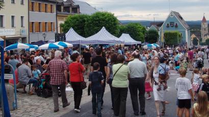 Archivbild: stg
Ausgelassene Stimmung herrscht gewöhnlich beim Eschenbacher Bürgerfest. Nach zwei coronabedingten Absagen soll es 2022 laut Bürgermeister und Stadtverbandschef wieder „Schauplatz von ausgelassenem Feiern“ werden.

 

Holger Stiegler

Redaktionsbüro

Kuchenreuth 18

95478 Kemnath

09642/7034580 (Büro)

09642/7034579 (privat)

0172/2696169

Fax: 03212 - 2141974

holgerstiegler@web.de

 

 

 Ausgelassene Stimmung herrschte am Sonntag beim Eschenbacher Bürgerfest - auch der zwischenzeitliche Regen konnte den Besuchern die Stimmung nicht vermiesen. Bild: stg