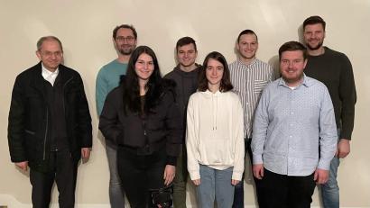 Bild: u
Bei der Vollversammlung wählen die Mitglieder der KJG Hirschau eine neue Leitung (von links): Stadtpfarrer Johann Hofmann, Christian Brinster, Luisa Bock, Alexander Feuchtmeyer, Anna Schreiner, Lukas Schlosser, Florian Kummer und Stefan Butschek.