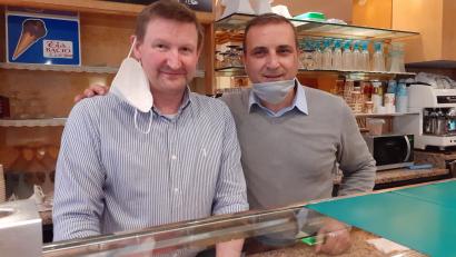 Bild: hka
Die Gelatieri von der Eisdiele am Luitpoldplatz: Gionni Campo Bagatin (links) und sein Nachfolger Mario de Marco.