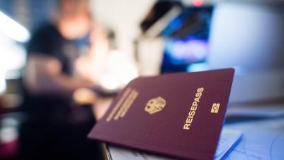 Symbolbild: Matthias Balk/dpa
Ein Bundespolizist überprüft an einem Flughafen einen Reisepass. Eine ganze Reihe ähnlicher Dokumente ist auf dem Weg nach Weiden verschwunden. Ob sie in kriminelle Hände geraten ist, weiß niemand.