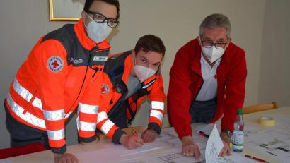 Archivbild: jr
Helfer vom BRK bereiteten in der Notunterkunft Fockenfeld vergangene Woche alles für die Ankunft der Flüchtlinge vor. Hier orientieren sich (von links) Konstantin Illmann, Florian Müller und Hermann Müller an den Zimmerplänen der weitläufigen Gebäude.