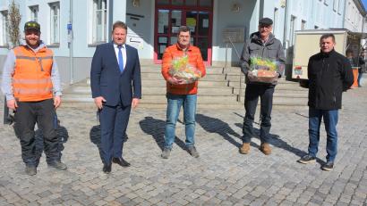 Bild: jr
Offiziell in den Ruhestand verabschiedet wurden Otto Männer (Zweiter von rechts) und Reinhard Zintl (Mitte). Lobes- und Dankesworte gab es von Bürgermeister Stefan Grillmeier (Zweiter von links), Bauhofleiter Wolfgang Stark (rechts) und Personalrat Christoph Härtl.