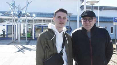 Bild: Gabriele Schönberger
Roman (links) vor der Stadthalle Neustadt, die ihm zunächst als Notunterkunft diente. Gerhard Eismann und seine Familie haben den jungen Ukrainer bei sich aufgenommen.