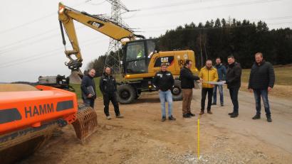 Bild: bey
Ein letzter Blick in den Bauplan, dann geben die Bürgermeister Markus Bauriedl und Rainer Rewitzer mit Martin Kohl vom gleichnamigen Ingenieurbüro, den Vertretern der Baufirma sowie den Mitarbeitern der Bauämter den Startschuss für den Ausbau der Gemeindeverbindungsstraße Burkhardsrieth-Pfrentsch.