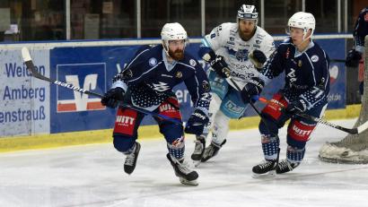 Archivbild: gb
Die Blue Devils Weiden (links Dominik Müller, rechts Edgars Homjakovs) bekommen es im Play-off-Achtelfinale mit den Black Dragons Erfurt zu tun.