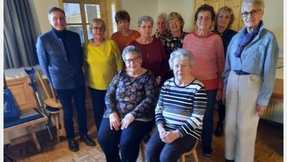 Bild: Seniorenrunde Frohsinn/exb
Elfriede Ackermann (sitzend, von links) und Elisabeth Völkl sowie (stehend, von links) Johann Neugirg, Edeltraud Frank, Christa Böhm, Inge Käß, Roswitha Bergner, Bärbel Schmidt, Rosi Vielgut, Bernadette Rüger und Rosmarie Würth nach den Neuwahlen.