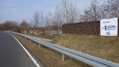 Bild: do
Bereits im vergangenen Jahr begonnen, werden die Arbeiten an der Erneuerung der Gabionenwand an der B 470 in Höhe des Campingplatzes bei Kleinkotzenreuth fortgesetzt. Um den Verkehrsfluss auf der Bundesstraße aufrecht zu erhalten, wird der Verkehr mithilfe von Gelbmarkierungen an der Baustelle vorbei geleitet.