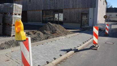 Bild: jr
Derzeit werden im Außenbereich des künftigen Informations- und Begegnungszentrums Schafferhof unter anderem Pflasterarbeiten durchgeführt. Das Projekt war nun wieder Gegenstand einer Diskussion über Stabilisierungshilfen.