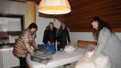 Bild: bey
Maria Pressl-Herrmann, Stadtverwaltung Pleystein (links), und Corinna Kurzian-Rewitzer (rechts) helfen Olena Vygovska (2. von links) und Anna Vygovska beim Einräumen der Ferienwohnung im Haus von Resi Rappl.