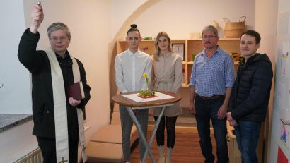 Bild: fvo
Pfarrer Norbert Götz segnete die Logopädie-Räume von Jakob Ertl (Zweiter von links); mit dabei waren seine Freundin Julia, Papa Martin und Bruder Lukas.