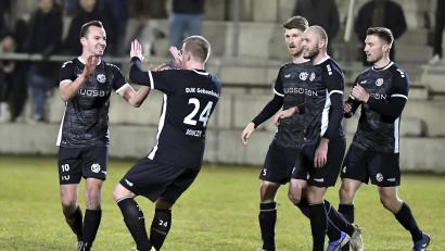 Bild: Hubert Ziegler
Timo Kohler (ganz links) erzielte das 1:0 für die DJK Gebenbach. Hier bejubelt er sein Tor mit seinen Mannschaftskameraden Michael Jonczy, Andre Biermeier, Niko Becker und Jan Fischer (von links).