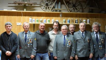 Bild: Andreas Brückmann
Die die KSK/RK Hohenkemnath wählt einen neuen Vorstand (von links): Jannik Knauer, Manfred Rösl, Michael Berschneider, Gerhard Herbst, Andreas Kestler, Ehrenvorsitzender Franz Stiegler, Josef Rubenbauer und Vorsitzender Hermann Knauer.