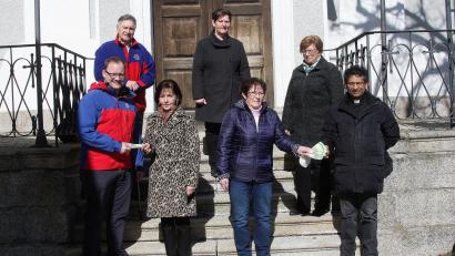 Bild: wro
Dank für die Spende: Im Bild von links die Vertreter der Bergwacht Martin Hartung und Arno Sattler, die Mitglieder des Frauen- und Müttervereins Irene Schön, Michaela April, Anna Koller und Marianne Wolfrum sowie Pfarrer Joseph.