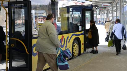 Archivbild: Petra Hartl
Ein Mann hat sich am Amberger Busbahnhof als Polizist ausgegeben und einen Bus gestoppt - um diesen zu kontrollieren. Nun ist die (echte) Polizei mit dem Vorfall befasst.