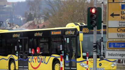 Bild: Wolfgang Steinbacher
Autofahrer, die am Dienstag und Mittwoch an der Drahtahmmerkreuzung bei "Rot" halten mussten, dürfte das ungewöhnliche Gerät am Mast unterhalb der Ampel aufgefallen sein: Hier wurden Verkehrsströme gemessen.