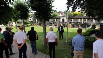 Archivbild: jma
Mit dem fünften Bauabschnitt der Generalsanierung des Friedhofs in Auerbach hat sich der Stadtrat auf einem Ortstermin im Juli 2021 beschäftigt. Jetzt vergab er den mehr als 400.000 Euro schweren Auftrag für die Landschaftsarbeiten.