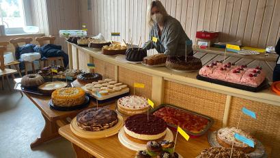 Bild: Ortsjugendwerk/exb
Der Kuchenverkauf des Ortsjugendwerks der AWO in Windischeschenbach lief bestens. Schon nach einer Stunde war alles weg.