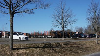 Bild: wro
Derzeit parken zahlreiche Lastwagen und die privaten Pkw der Fahrer am ehemaligen Festplatz an der Egerstraße. Doch diese Möglichkeit besteht nur für begrenzte Zeit, weil dort bald der Bau der Norma-Filiale beginnt.