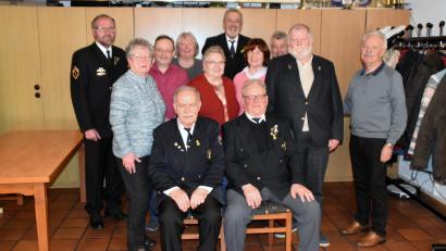 Bild: Picasa/exb
Der alte und der neue Kameradschaftsleiter: Auf Harald Habermann folgt Gerhard Meiler (vorne, von links) an der Spitze der Marinekameradschaft Weiden.