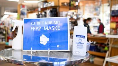 Symbolbild: Tobias Hase/dpa
Hinweisschilder wie dieses könnten beim Shopping bald der Vergangenheit angehören: Gemeinsam mit fast allen anderen Schutzmaßnahmen soll auch die Maskenpflicht im Einzelhandel ab 20. März wegfallen.