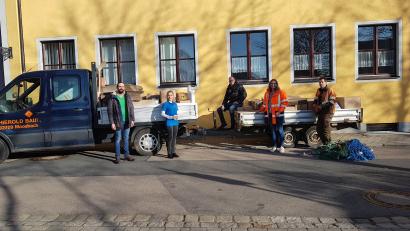 Bild: gi
Beim Beladen legte selbst Bürgermeister Armin Bulenda (links) Hand an. Auch der Leiter des Helferteams Oberpfalz, Manuel Woyschnitzka (Mitte), packte mit an.
