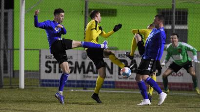 Bild: Büttner, Gerhard
Die torlose Heimpartie gegen den FC Amberg (gelbe Trikots) bleibt für die SpVgg SV Weiden vorerst die einzige Liga-Partie in diesem Jahr. Der kommende Gegner Sturm Hauzenberg beklagt etliche Coronafälle und kann nicht antreten.