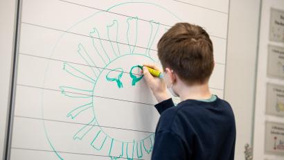 Bild: Matthias Balk/dpa
Ein Schüler einer vierten Klasse einer Grundschule zeichnet ein Corona-Virus an die Tafel. Ab kommender Woche fällt in Bayerns Grundschulen die Maskenpflicht.