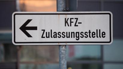 Symbolbild: Armin Weigel/dpa
Der Weg zur Zulassungsstelle kann vor dem Autoverkauf dem Besitzer oft viel Ärger ersparen.