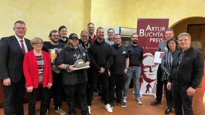 Bild: fphs
Das Arbeitsteam von Sticky Fingers mit SPD-Kreisvorsitzendem Holger Grießhammer und Gisela Wuttke-Gilch (von links) sowie SPD-Ortsvorsitzendem Jürgen Veitz-Brigl und Bürgermeisterin Christine Eisa ( von rechts).