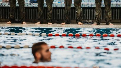 Symbolbild: exb/Bundeswehr/Jana Neumann
Für das silberne Rettungsschwimmabzeichen müssen sie 300 Meter in Kleidung in höchstens 12 Minuten schwimmen und sich danach im Wasser entkleiden.
