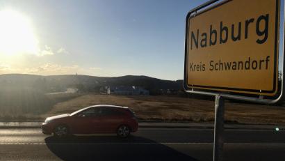 Bild: upl
Hier, am Kreisverkehr im Osten der Stadt Nabburg, entsteht das neue Therapiezentrum.