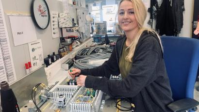 Bild: exb/Esmira Dellinger
Anna Blohmann bei der Arbeit als Elektronikerin bei der Weidener Firma Isa Industrieelektronik.