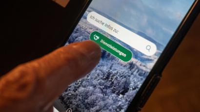 Symbolbild: Frank Rumpenhorst
Die Wirtschaftsinformatikerin Ulrike Lechner von der Universität der Bundeswehr in München fordert, dass die Anwendungen Smartphones nutzbar sein müssen.