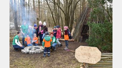 Bild: hcz
Vor dem Tipi drängt sich die Kindergruppe um die neue Feuerstelle.