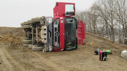 Bild: Polizeiinspektion Tirschenreuth/exb
Ein Lkw kippte auf einer Baustelle bei Plößberg um.