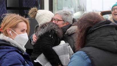 Bild: Wolfgang Steinbacher
Die ersten Flüchtlinge aus der Ukraine sind in Amberg angekommen. Hier schließt die Ambergerin Petra Konheiser eine junge Frau als Willkommengruß in die Arme.