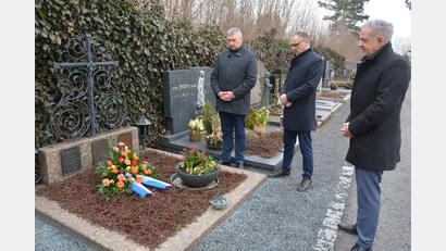 Bild: jr
Am Grab des früheren Landrats und Landtagsabgeordneten Otto Freundl auf dem Waldsassener Friedhof erinnerten (von rechts) Landrat Roland Grillmeier, Bürgermeister Bernd Sommer und CSU-Ortsvorsitzender Markus Scharnagl an dessen Verdienste und legten zum Gedenken ein Blumenbukett nieder.