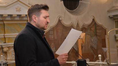 Bild: dob
Sänger Christoph Baierl gestaltete die Ökumenische Friedensandacht gesanglich mit. Der aus Pleystein stammende Sänger wird am 20. März auch in seinem Heimatort in der Stadtpfarrkirche um 17 Uhr eine Friedensandacht gestalten.