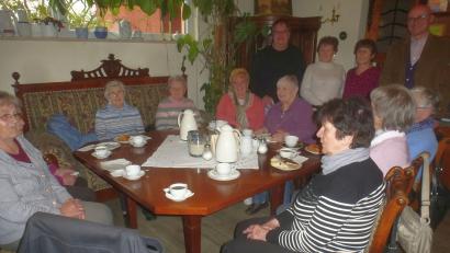 Bild: mad
Die letzte gemeinsame Kaffeerunde: Der Seniorenclub löst sich auf. Bürgermeister Maximilian Beer dankte Waltraud Roiger und Meta Arnold für ihre Betreuungsarbeit.