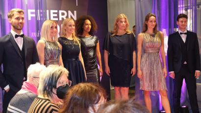 Bild: Hirsch
Bei der Modenschau wurden auch die aktuellen Trends für festliche Anlässe präsentiert.