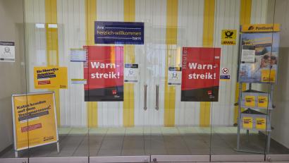 Bild: Georg Wendt/dpa
Schilder mit der Aufschrift „"Warnstreik"“ kleben an den geschlossenen Glastüren an einer Postbankfiale in Hamburg-Altona. Die Gewerkschaft Verdi rief die Beschäftigten im Postbank-Filialbetrieb zu einem digitalen Warnstreik auf. Die Aktion ist Teil einer bundesweiten Warnstreikwelle bis zum 20. Januar.
