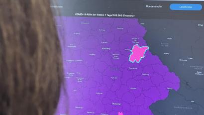 Bild: Tietz
Der Landkreis Schwandorf hätte laut Robert-Koch-Institut am Donnerstag den niedrigsten Inzidenzwert in ganz Bayern. Doch der tatsächliche Wert liegt viel höher. Grund sind zahlreiche noch nicht ins System eingetragene Fälle.