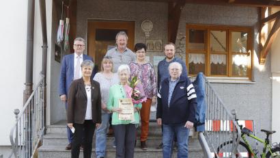 Bild: mfh
Bürgermeister Michael Göth, Kassier Gerd Kleiner und 
Vorsitzender Christian Weiß (hintere Reihe, von links) gratulierten den Jubilaren der Tischgesellschaft Edelweiß Rosenberg. Ex-Reiseleiterin Helene Röhrer (vorne Mitte) wurde zum Ehrenmitglied ernannt.