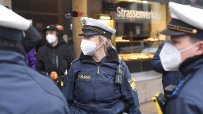 Symbolbild: Felix Hörhager
Polizeibeamte sind mit Maske auf Streife unterwegs.