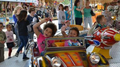 Archivbild: Petra Hartl
Aus dem Weg. So wie diese beiden Mädchen beim Familientag auf dem Frühlingsfest 2019 können Besucher voraussichtlich Ende April wieder an der Conrad-Röntgen-Straße Gast geben.